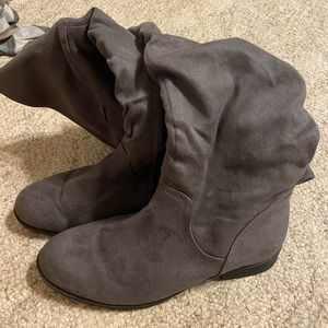 Kneehigh grey boots